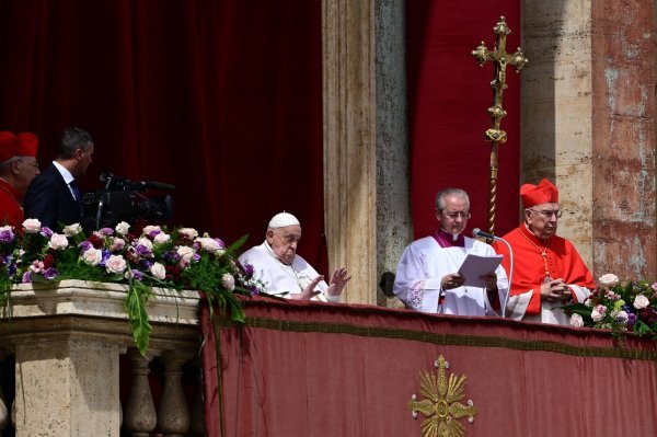 Papa Franjo s balkona crkve Sv. Petra čestitao Uskrs