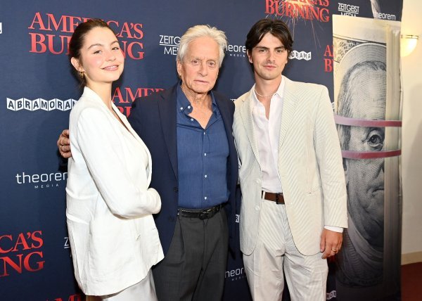 Carys Zeta Douglas, Michael Douglas i Dylan Douglas