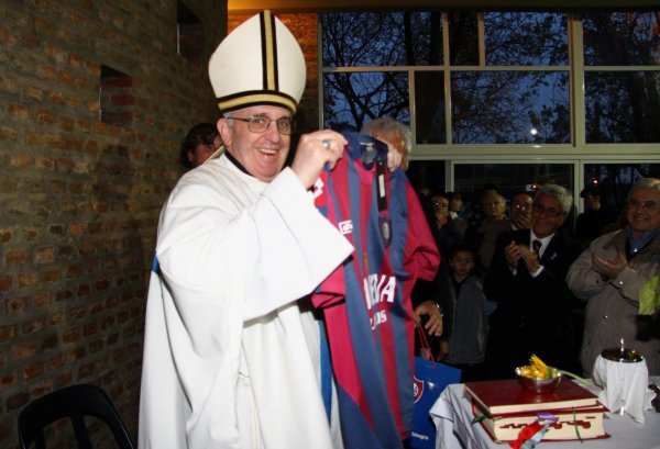 Papa Franjo sa dresom svog omiljenog nogometnog kluba