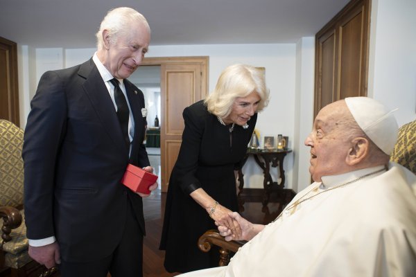 Kralj Charles III i kraljica supruga Camilla s papom Franjom
