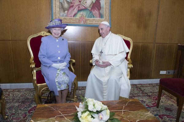 Kraljica Elizabeta II i papa Franjo