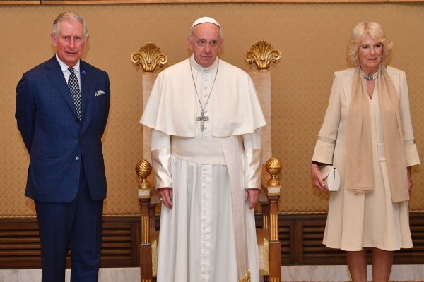 Kralj Charles III i kraljica supruga Camilla s papom Franjom