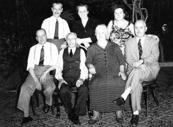 Papa Franjo s obitelji (drugi lijevo)