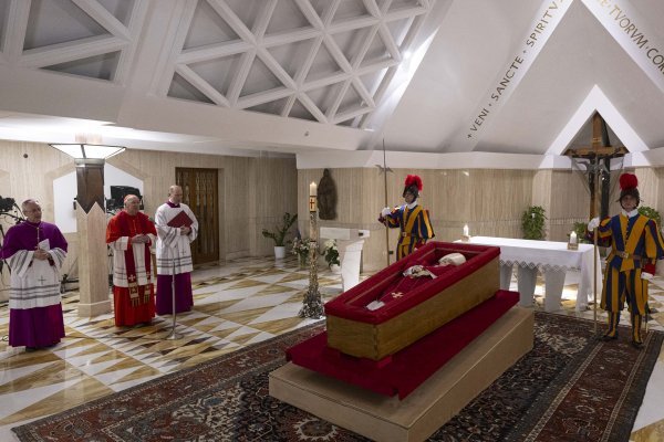 Papa Franjo u lijesu