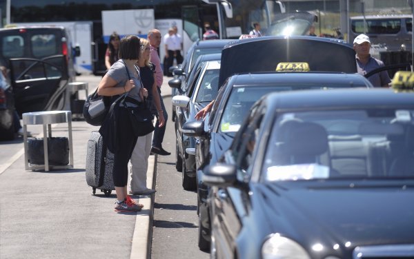 Natpis na vratima ne treba biti obavezan, već opcionalan, smatraju neki taksisti