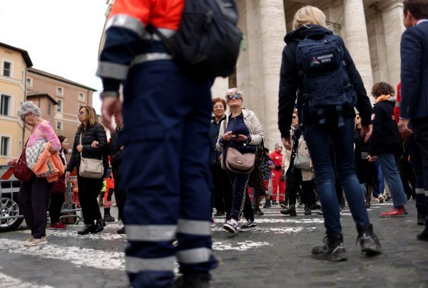 Trg sv. Petra pun vjernika koji čekaju u redu kako bi se poklonili papi Franji