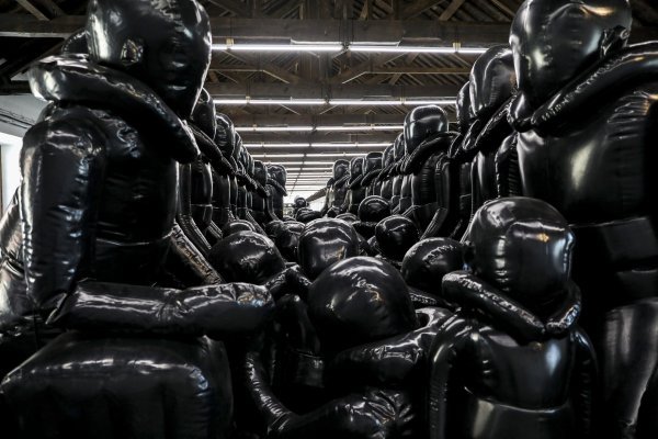 Instalacija 'Zakon putovanja' koja prikazuje gumeni čamac s bezličnim figurama izbjeglica, 2017.