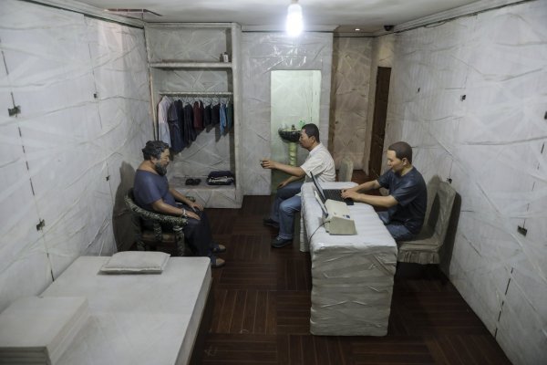 U instalaciji S.A.C.R.E.D. rekonstruira svoje zatvorske dane u šest minijaturnih diorama