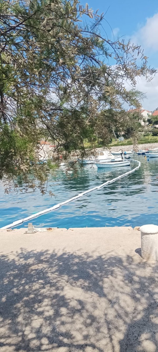Onečišćenje na Hvaru