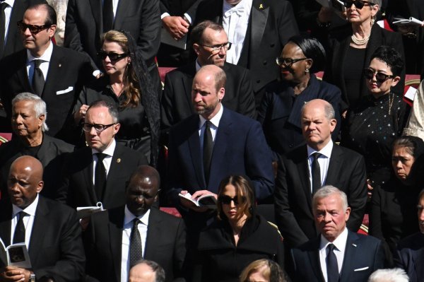 Princ William na papinom sprovodu