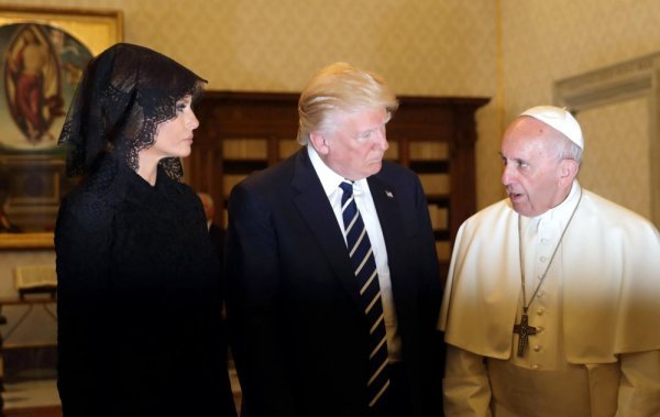 Melania i Donald Trump s papom Franjom
