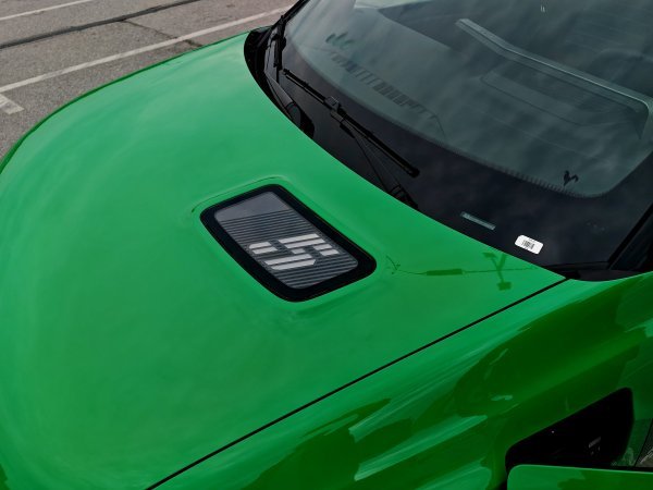 Renault 5 E-Tech electric - prozorčić na prednjoj haubi pokazuje stanje napunjenosti baterije (pet segmenata po 20 posto stanja napunjenosti)