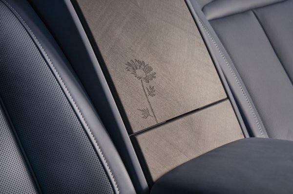 Rolls-Royce Black Badge Cullinan Daisy