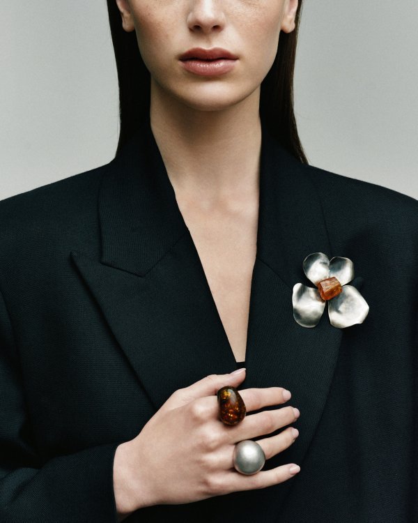 Broš HORTENZIJA, autorica Ljiljana Fabijanić, tamni prsten ABONOS, autorica Smiljka Franjić za Lapidarium, prsten PLANETI, Mario Nokaj Lapidarium