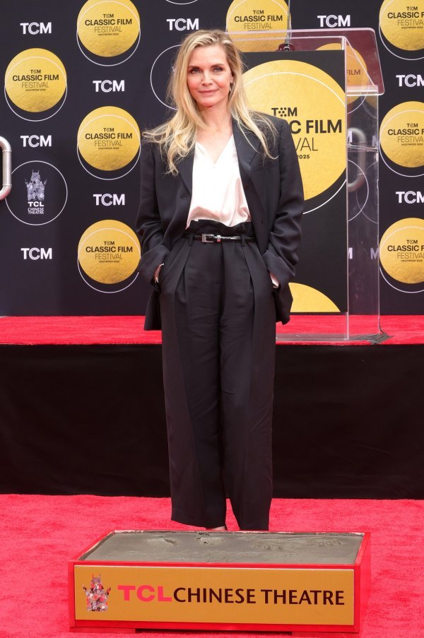 Stajling Michelle Pfeiffer zrači elegancijom, a chic cipele su genijalan dodatak