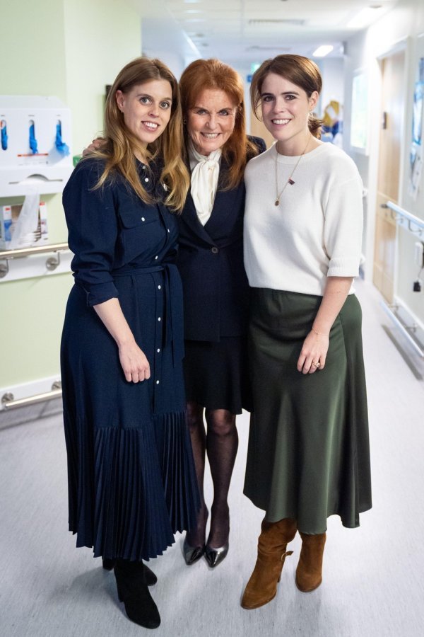 Princeze Beatrice i Eugenie s mamom Sarah Ferguson
