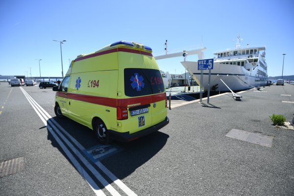 Sudar trajekta i jedrilice