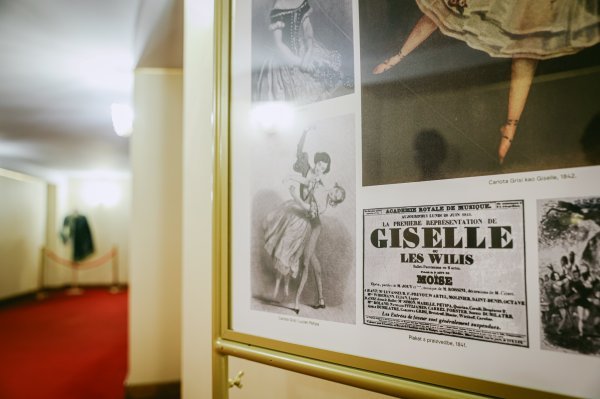 Plakati i fotografije svjedoče o dugoj povijesti izvedbe baleta Giselle u nacionalnoj kazališnoj kući