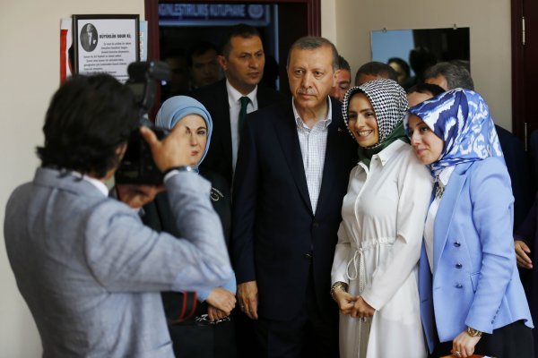 Turski predsjednik pozirao je sa svojim pristalicama i na biračkom mjestu 