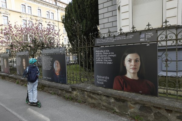 Izložba je postavljena na ogradi Muzeja narodnog oslobođenja