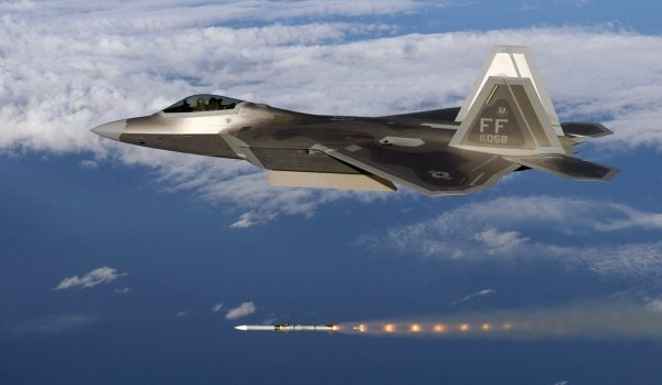 F-22 ispaljuje dugodometnu raketu zrak-zrak tipa AIM-120