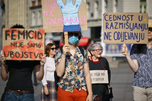 Kontraprosvjednici tijekom muške molitve