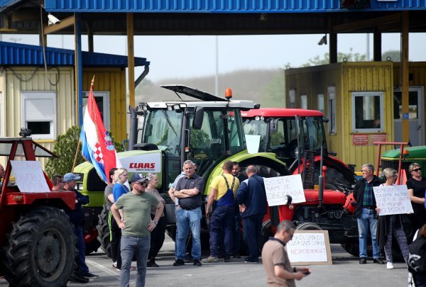 Građani traktorima blokirali ulaz na odlagalište otpada Jakuševec