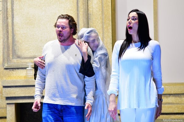 Orkestar je gust, linije su zahtjevne, a emocije moraju ostati sadržane, precizne i istovremeno snažne