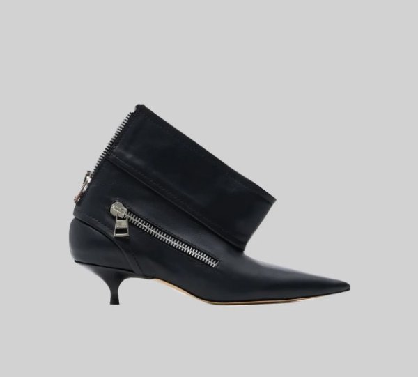 JW Anderson čizme s kitten petom pravi su statement komad koji podiže svaku modnu kombinaciju na novu razinu.