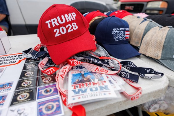 Kapa s natpisom 'Trump 2028'