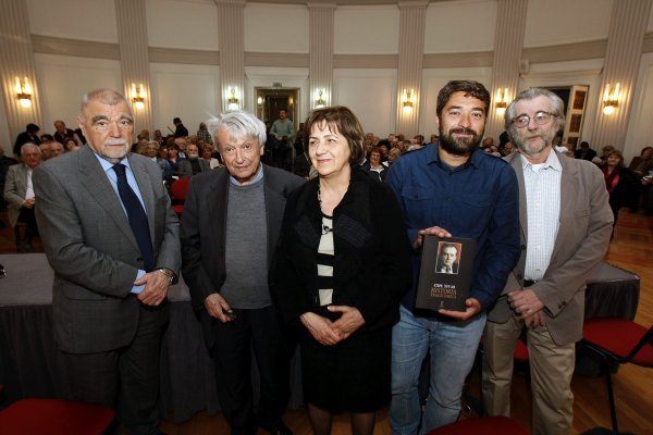 Pero Kvesić, Dragan Markovina, Mira Šuvar, Predrag Matvejević i Stipe Mesič na promociji Šuvarove knjige 2014.
