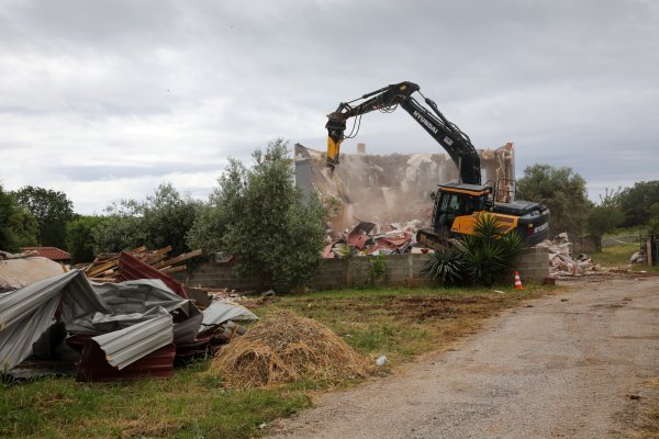 Rušenje bespravne gradnje u općini Ližnjan