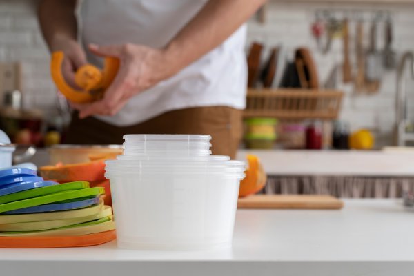 Plastični polietilen, koji se koristio za oblaganje radarskih kabela tijekom rata, postao je Tupperware, hula-hup i vrećice za namirnice