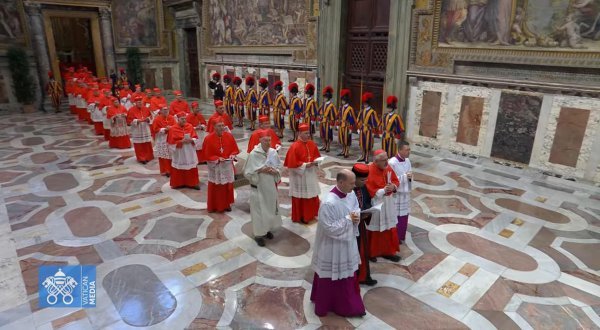 Kardinali u procesiji ulaze u Sikstinsku kapelu