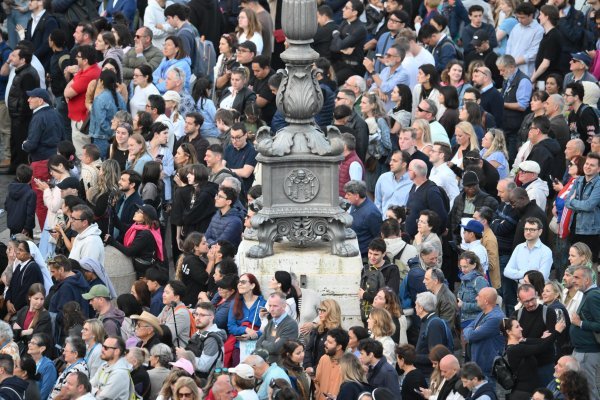 Okupljeni vjernici na Trgu svetog Petra čekaju da dim izađe iz dimnjaka na Sikstinskoj kapeli