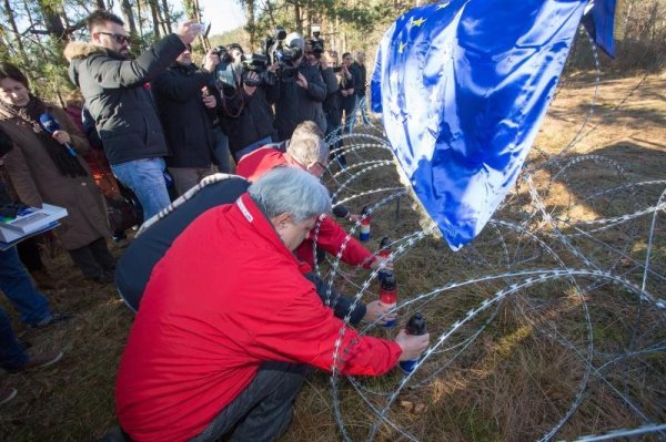 Obersnel i Komadina na mirnom prosvjedu ukrasili žilet žicu božićnim kuglicama (1)