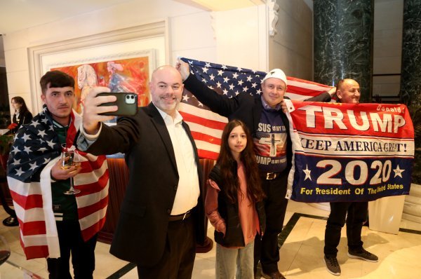 Edi Rama slavi Trumpovu pobjedu s njegovim simpatizerima u Tirani
