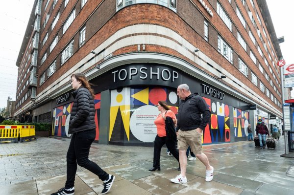 Kultni brend Topshop ponovo otvara fizičke trgovine nakon godina online prodaje