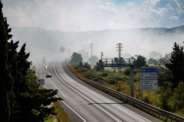 Vlakovi koji su trebali proći kroz to područje zaustavljeni su, ceste su zatvorene, a događaji otkazani