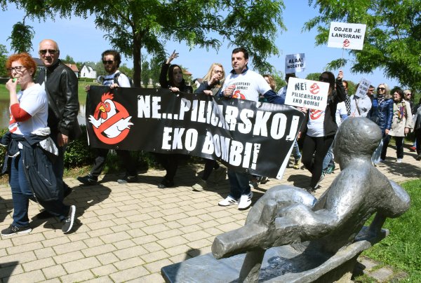 Državne i lokalne vlasti optužili su pak za nedostatak strogih procedura, korumpiranost i popustljivost