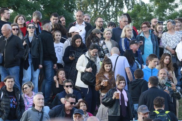 Predstavnici gradske vlasti u masi