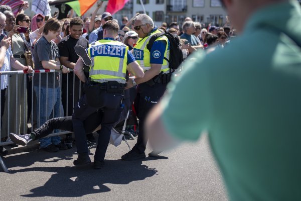 Policija odvodi prosvjednika s palestinskom zastavom na otvorenju Eurovizije u Baselu