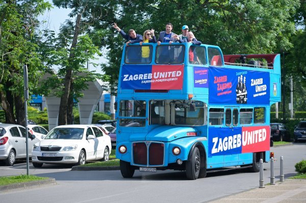 Davor Bernardić u autobusu predstavio program liste Zagreb United