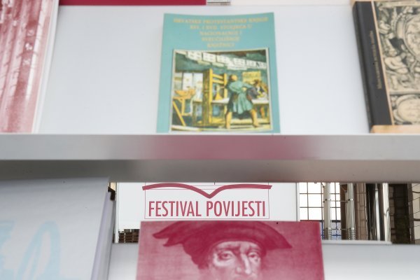 Uz promocije knjiga i rasprave, festival uključuje i nekoliko izložbi
