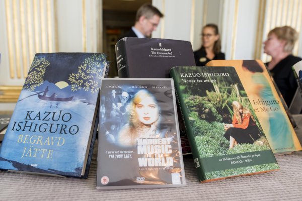 Uz Nobelovu nagradu za književnost, dobitnik je i prestižne Bookerove nagrade
