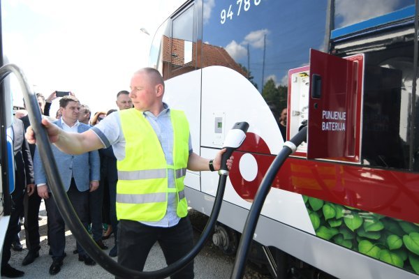 Prvi elektrobaterijski vlak