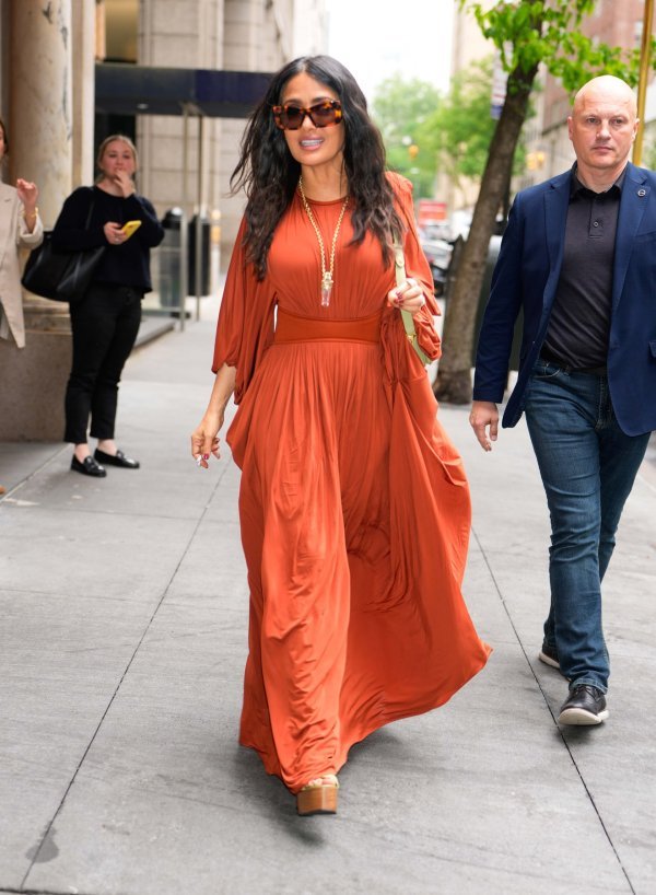 Salma Hayek ne odustaje od omiljenog modela obuće, oko kojeg se vode modni ratovi