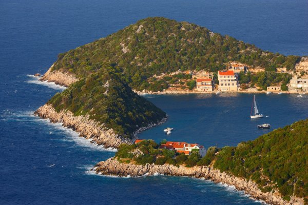 Zaklopatica je uvala smještena na sjevernoj strani otoka,