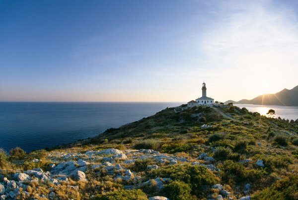 Skrivena Luka, među otočanima poznatija kao Portorus, nalazi se na južnoj strani otoka Lastova i jedna je od najvećih i najljepših uvala na otoku.