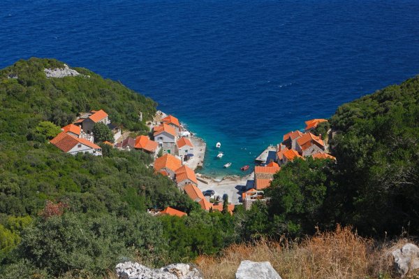 Lučica je naselje kojeg čini svega tridesetak kuća, a administrativno pripada mjestu Lastovu.